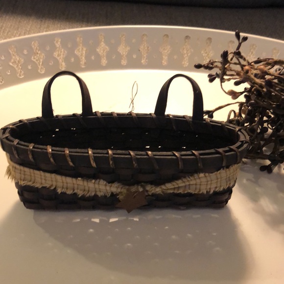 Primitive Rustic Americana woven basket with 3 clumps of wire berries - Picture 3 of 8